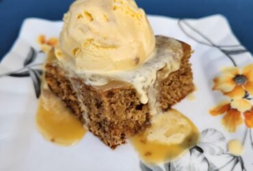 date cake with toffee sauce